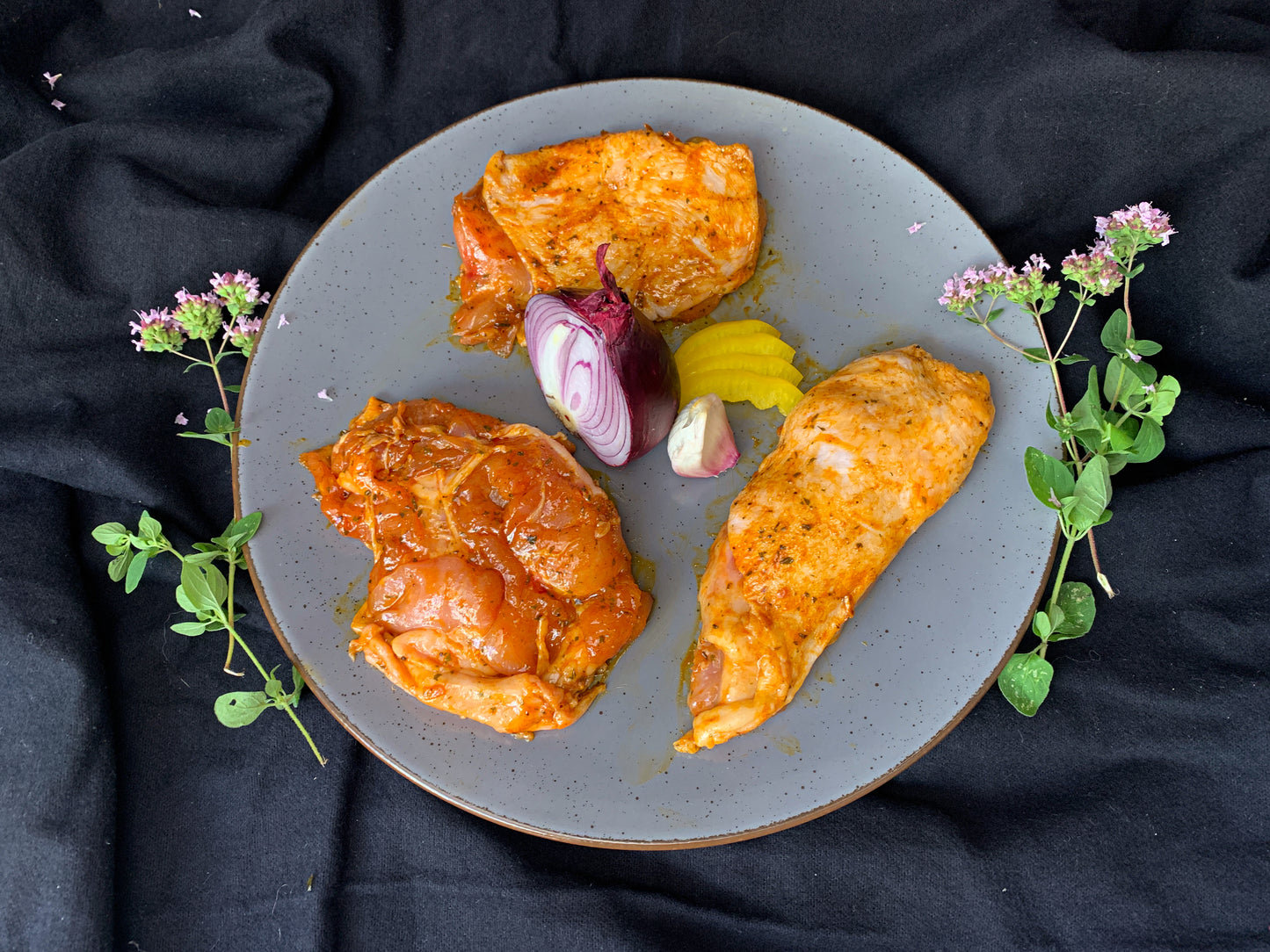 Pollo fino Hähnchen roh auf Teller,mit Marinade