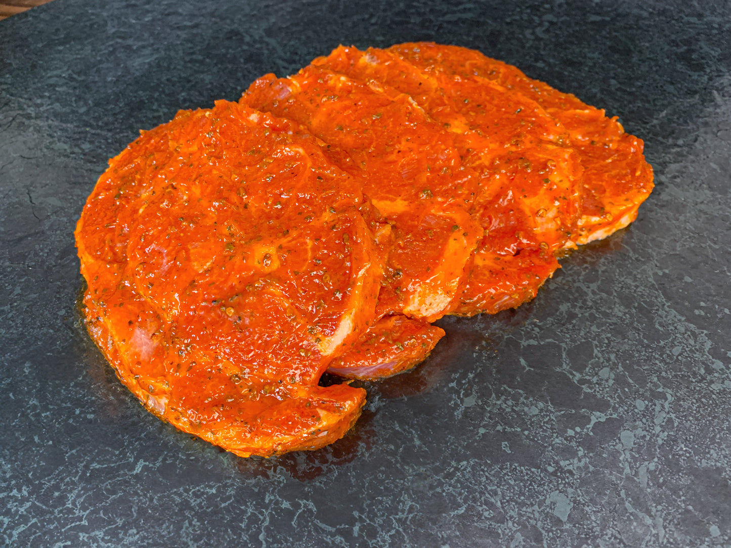 Schweinenackensteaks in BBQ Marinade, roh
