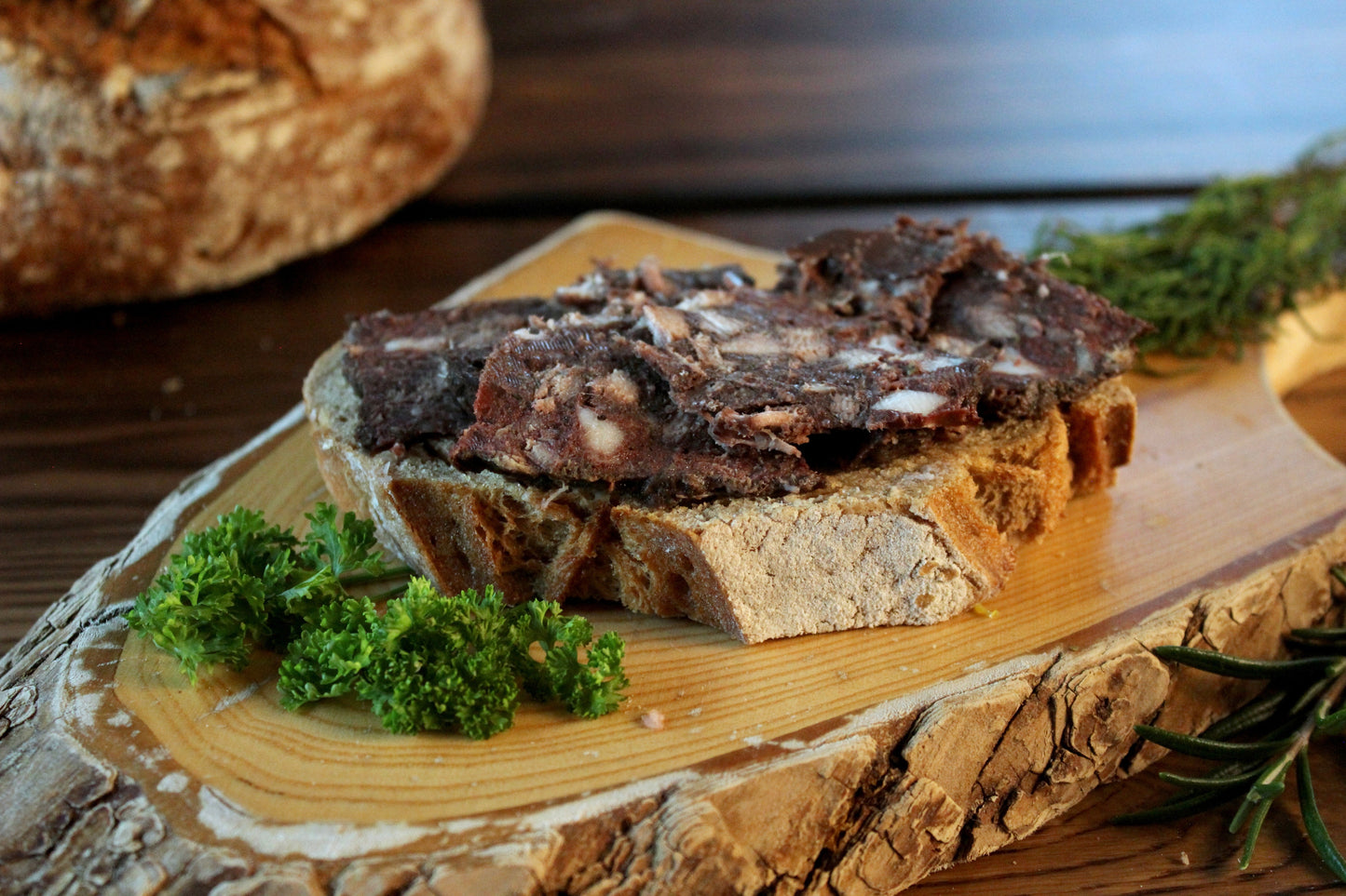 Hausmacher Fleischblutwurst in Scheiben auf Bauernbrot