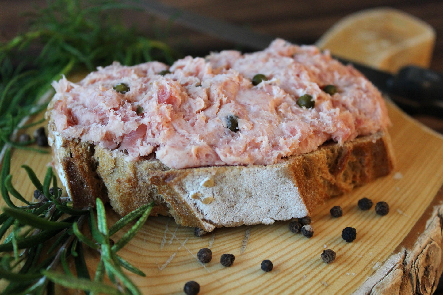 Teewurst mit grünem Pfeffer auf Brot geschmiert