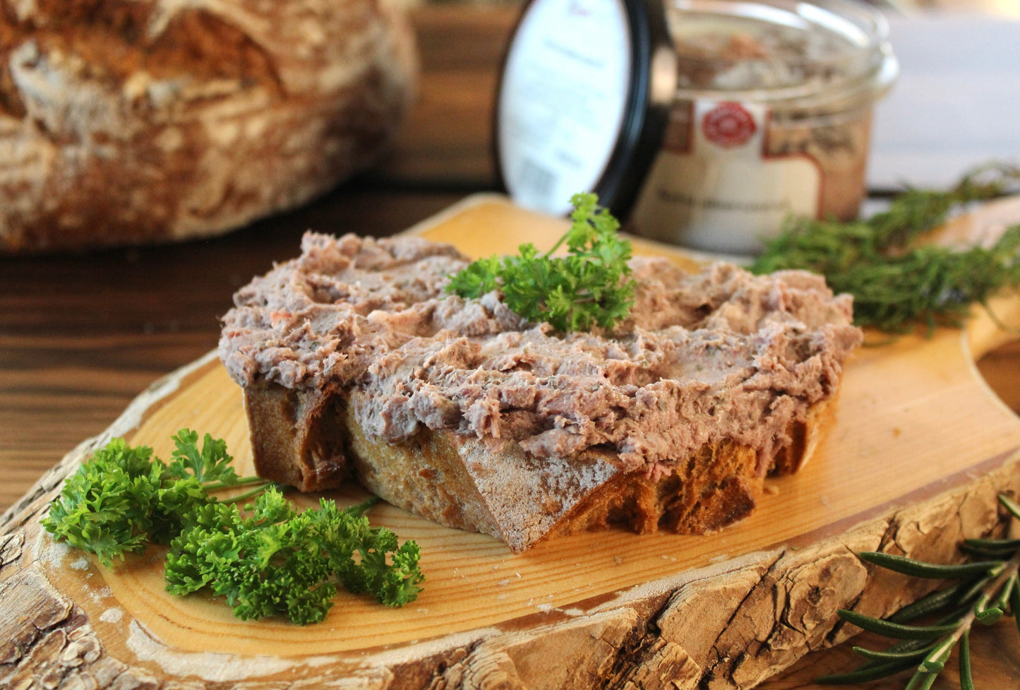 Gutsleberwurst aus dem Glas auf einer dicken Scheibe Brot