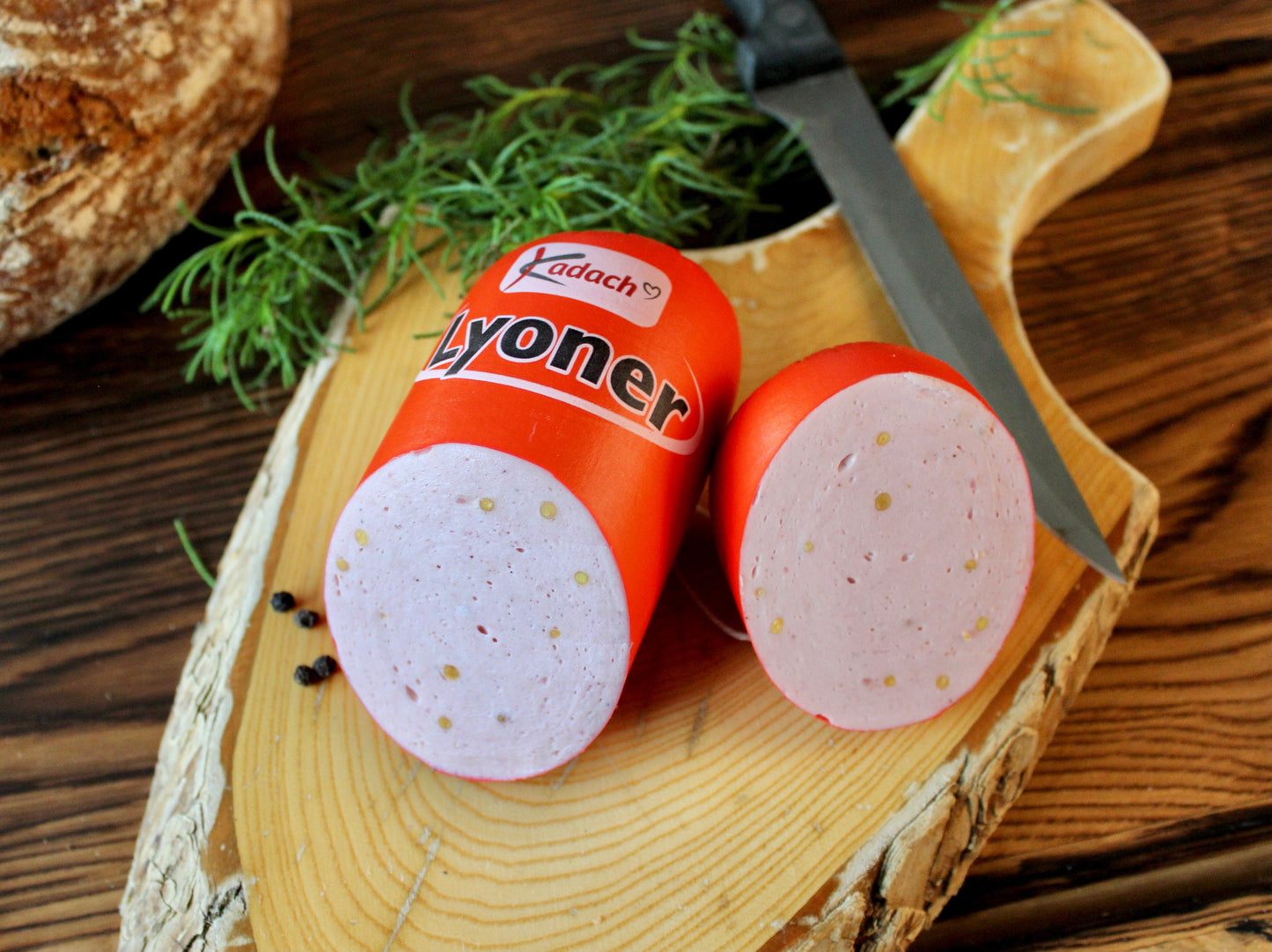 Hausgemachte Lyonerwurst im Kunstdarm, Anschnitt