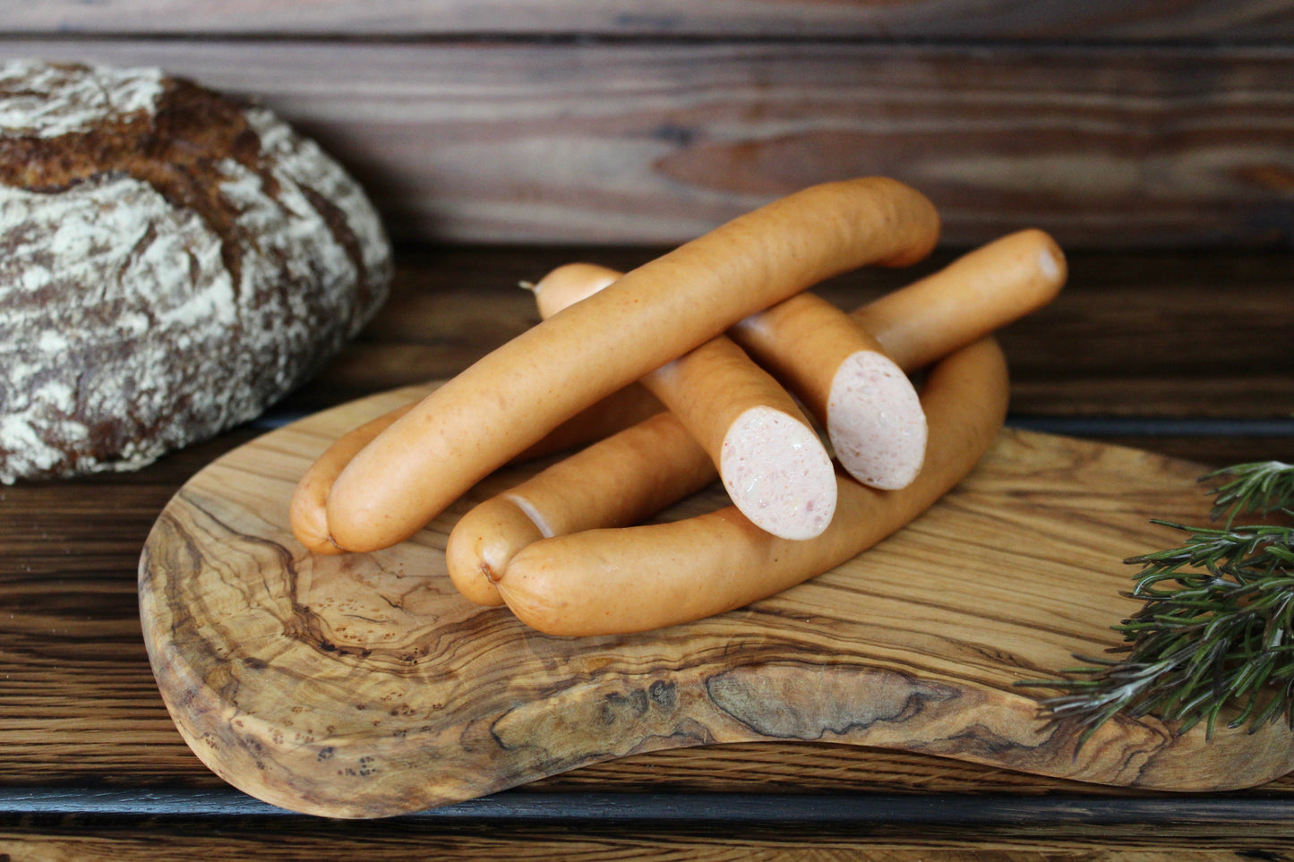 Käsewiener auf Brettchen, mit Anschnitt