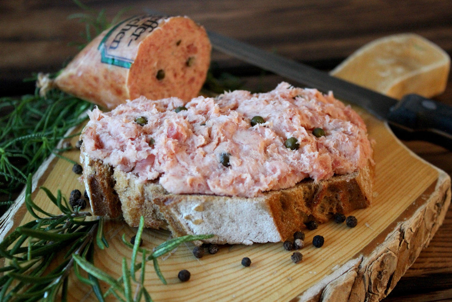 Pfeffersäckchen - Teewurst mit grünem Pfeffer auf Scheibe Brot