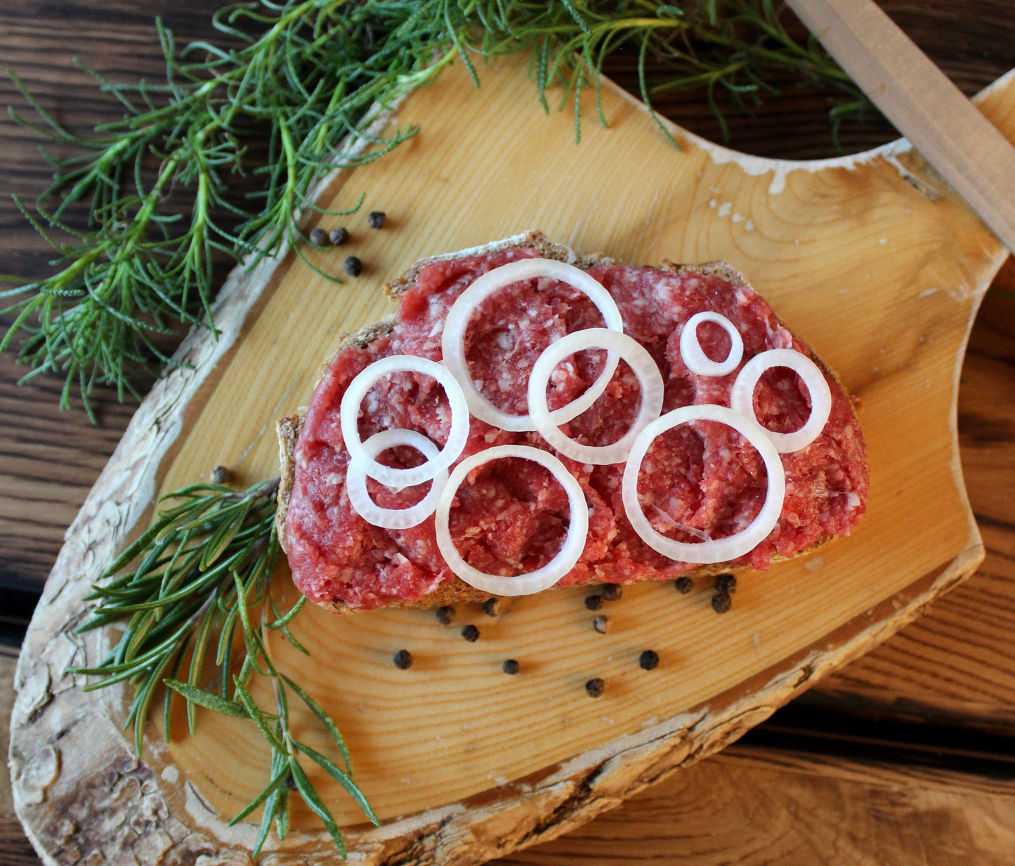 Zwiebelmettwurst im Kunstdarm