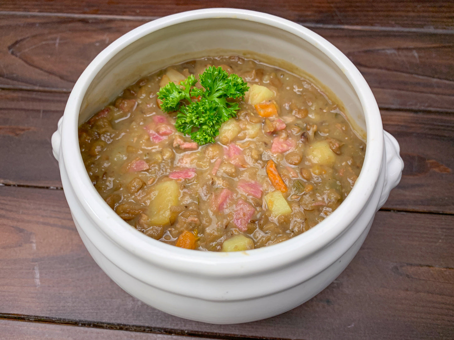 Linsensuppe/ Linseneintopf in Suppenschüssel