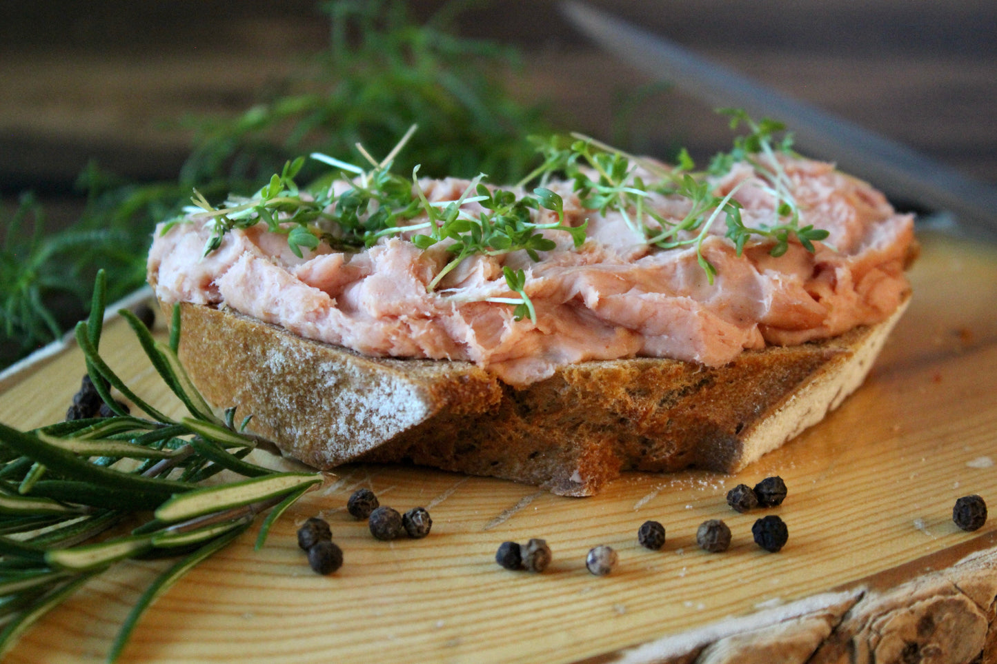 Feine Teewurst auf Scheibe Brot