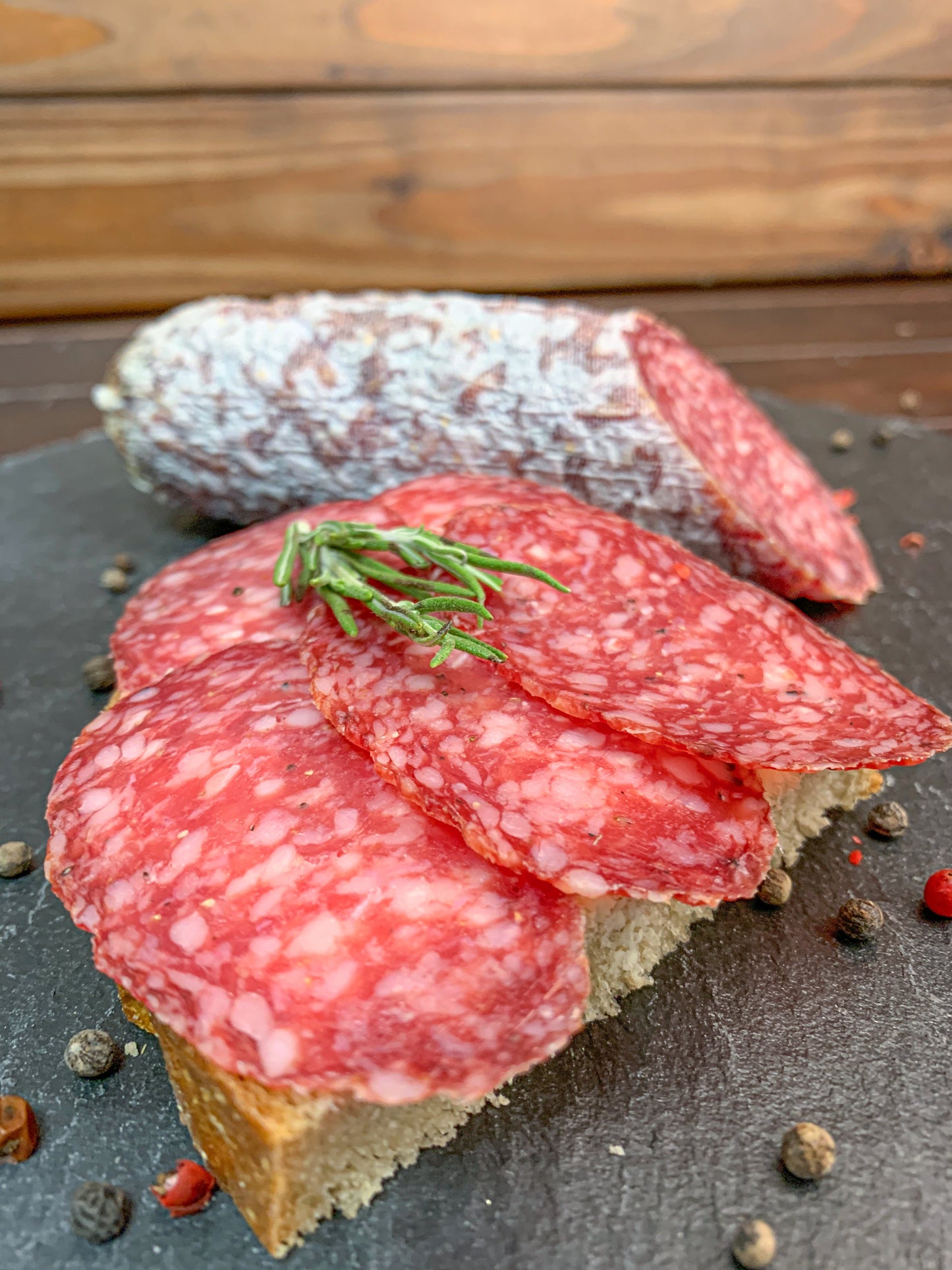 Nahaufnahme Primella (Kleinformat, am Stück) Salami aufgeschnitten auf Brot