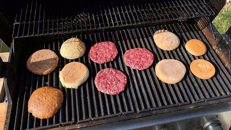 Burgerpatties auf Gasgrill mit Burgerbuns