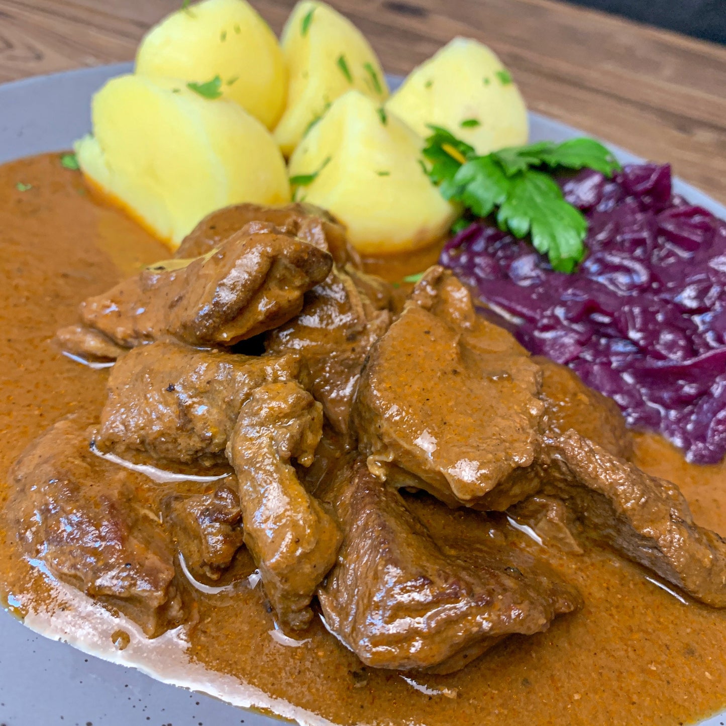 Hirschgulasch mit Rotkohl und Kartoffeln