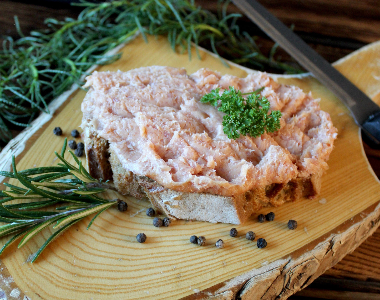 Grobe Teewurst auf Scheibe Brot