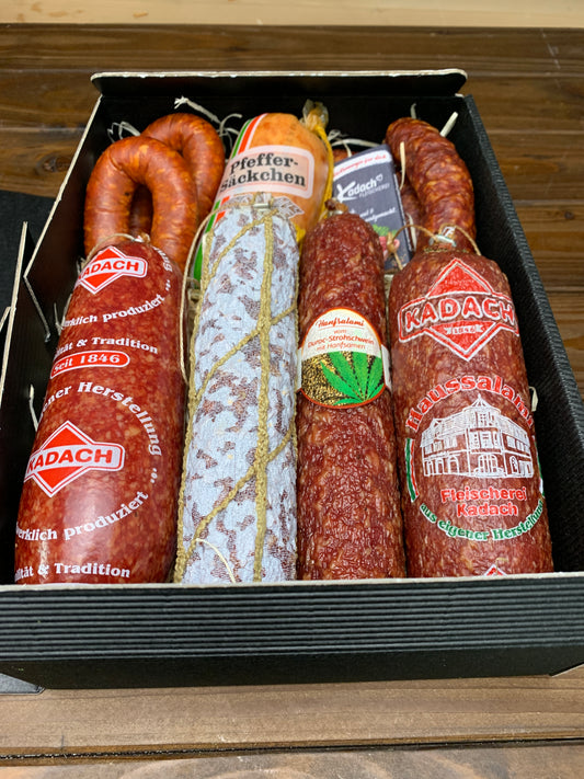 Geschenkbox mit 4 verschiedenen Salamis, Bierbeißerringe, Knacker, PfefferSäckchen und FelicitasSchokolade