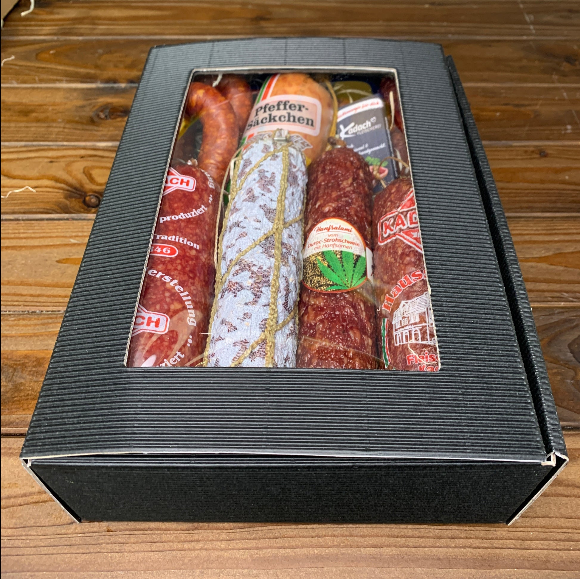 Geschenkbox mit 4 verschiedenen Salamis, Bierbeißerringe, Knacker, PfefferSäckchen und FelicitasSchokolade