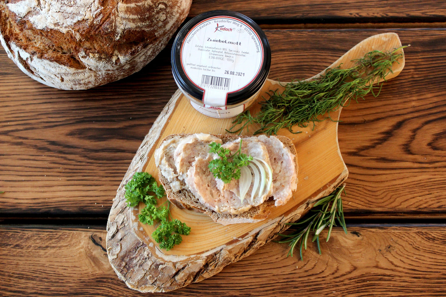 Zwiebelmettwurst im Glas und auf Scheibe Brot, Draufsicht