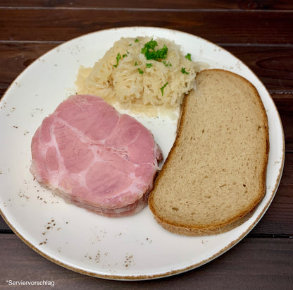Pökelrölle Menüteller mit Sauerkraut und Brot