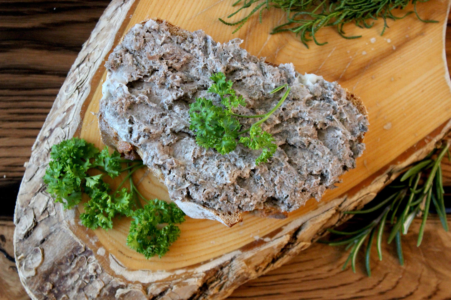 Echte Hausmacher Leberwurst auf Brot gestrichen