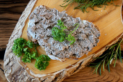 Echte Hausmacher Leberwurst auf Brot gestrichen