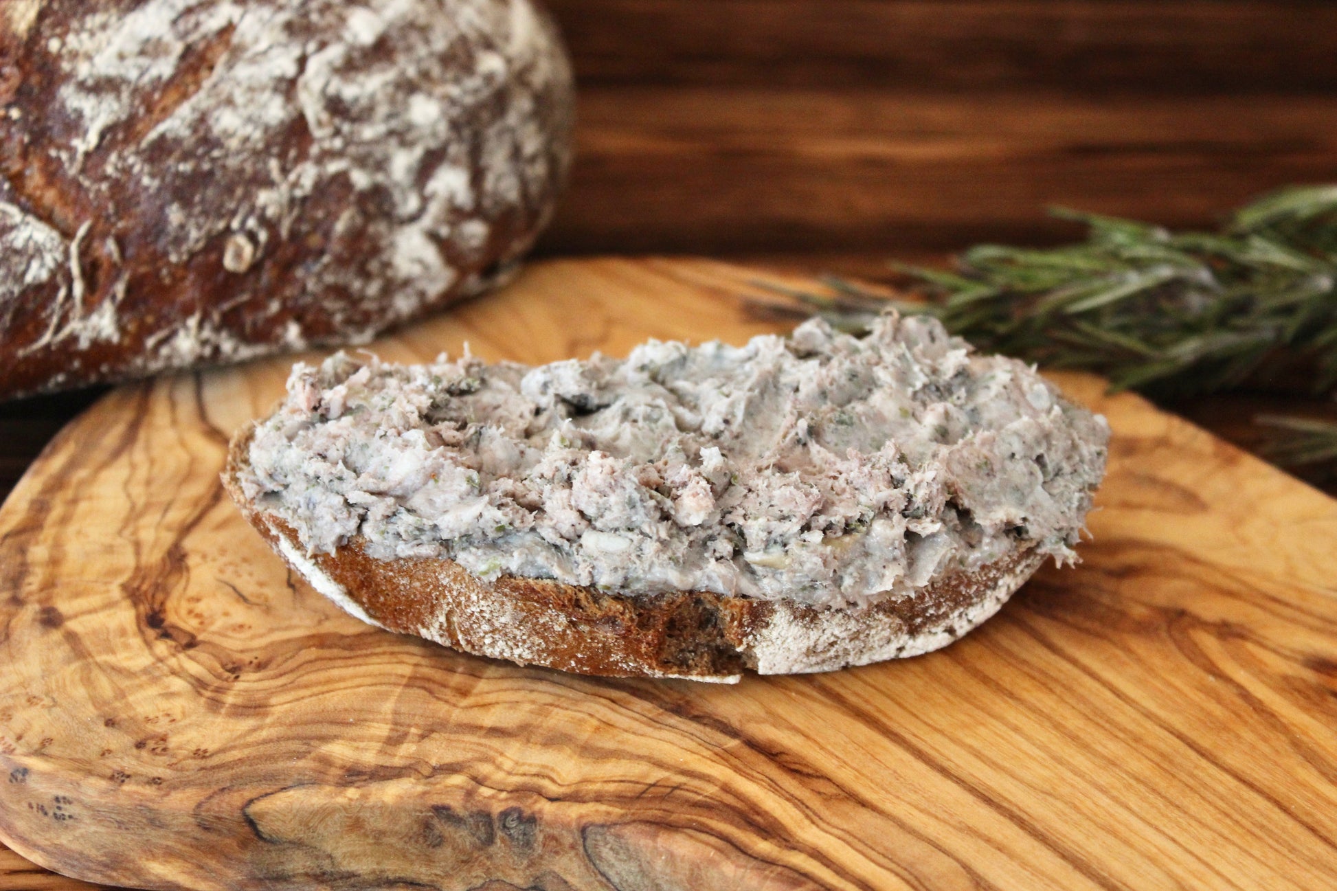 Hausmacher Leberwurst im Naturdarm (auf einer Scheibe Brot)
