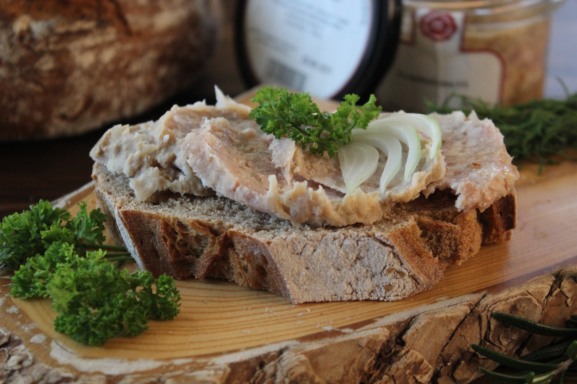 Zwiebelmett auf Scheibe Brot
