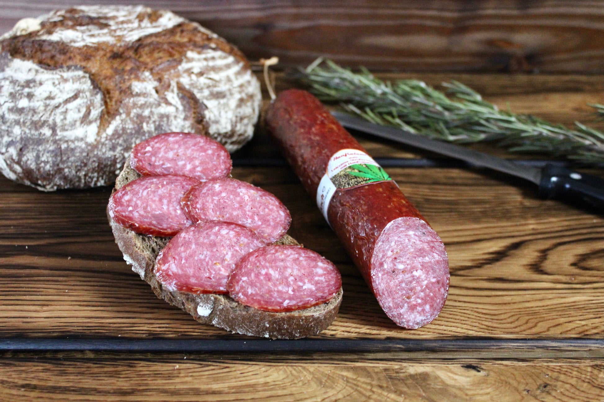 Hanfsalami in Scheiben auf Brot 