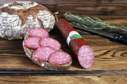 Hanfsalami in Scheiben auf Brot 