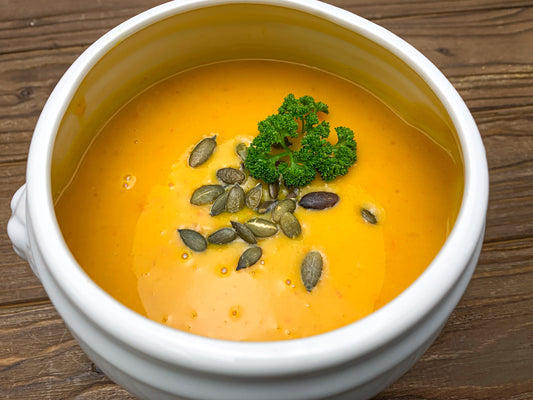 Kürbissuppe vegan in Suppenschüssel
