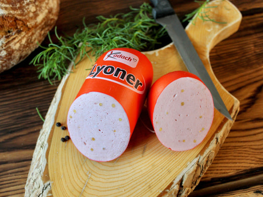Hausgemachte Lyonerwurst im Kunstdarm, Anschnitt