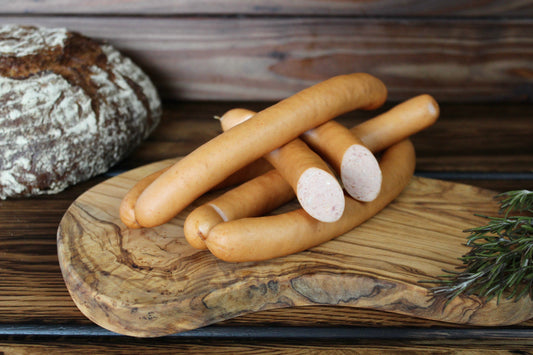 Käsewiener auf Brettchen, mit Anschnitt 