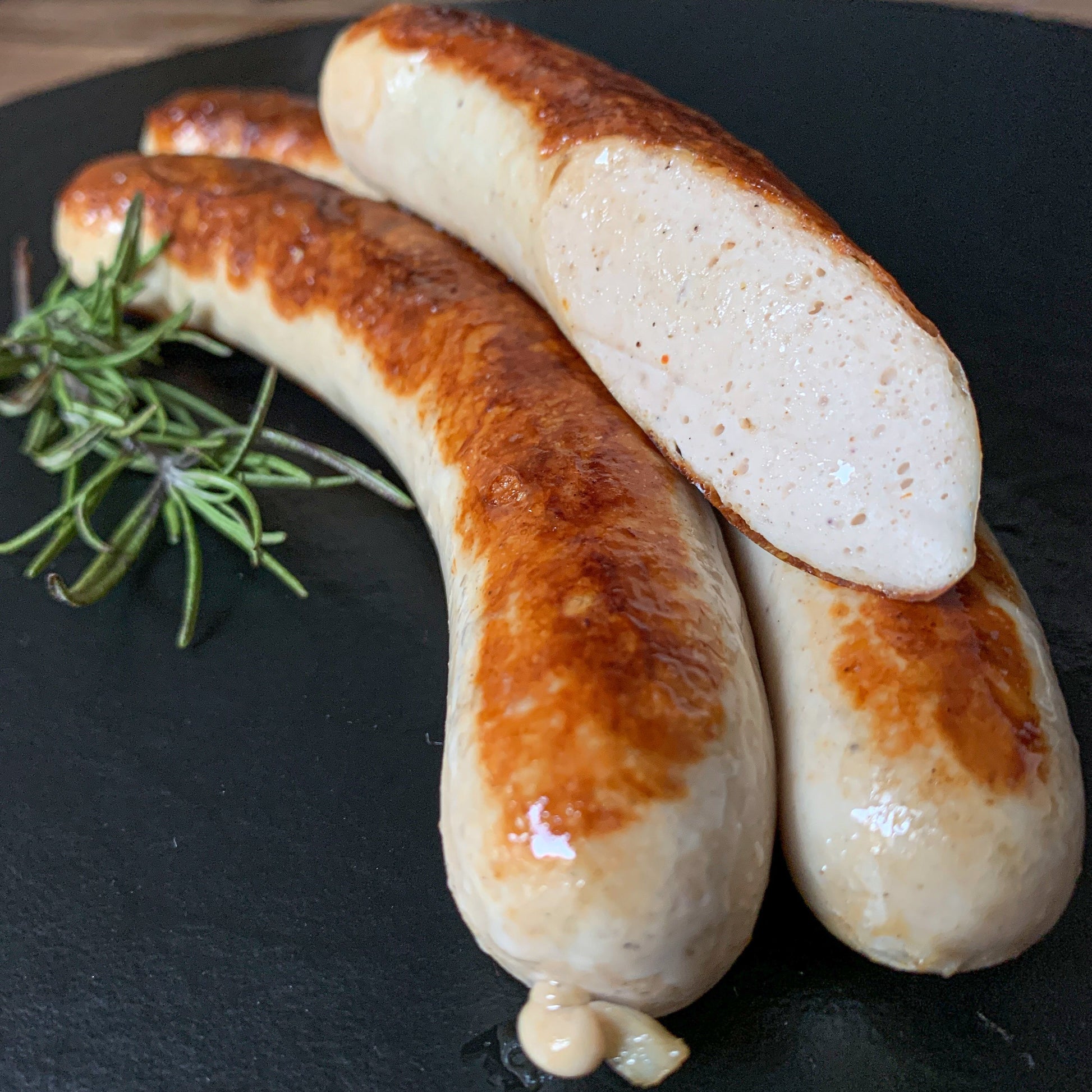 Putenbratwurst gebraten und angeschnitten