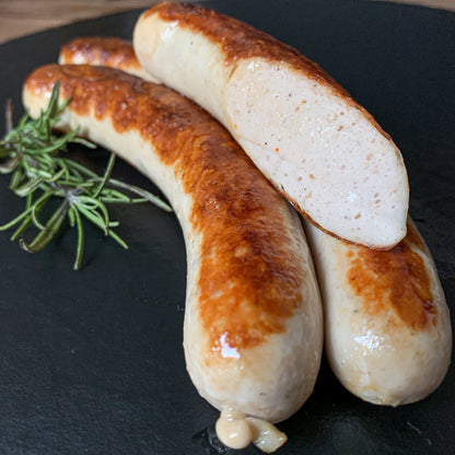 Putenbratwurst gebraten und angeschnitten