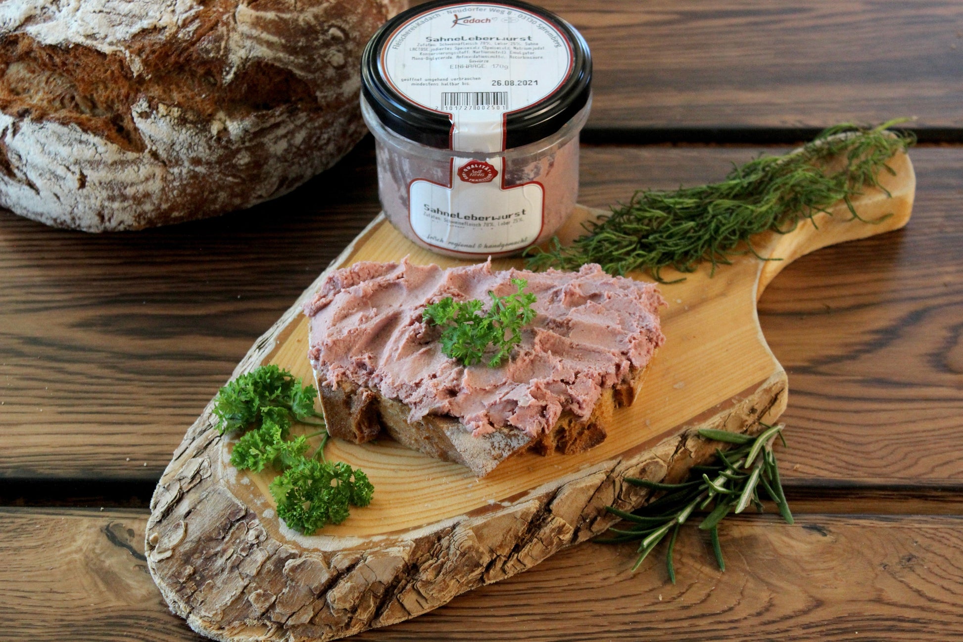 Sahneleberwurst im Glas und auf Brot gestrichen