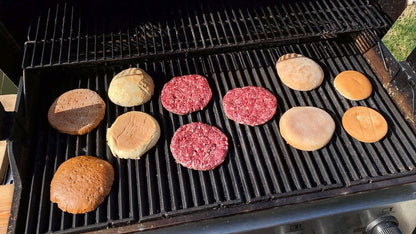 Burgerpatties auf Gasgrill mit Burgerbuns