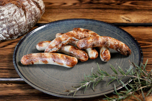 Mini-Bratwürstchen gebraten auf Teller