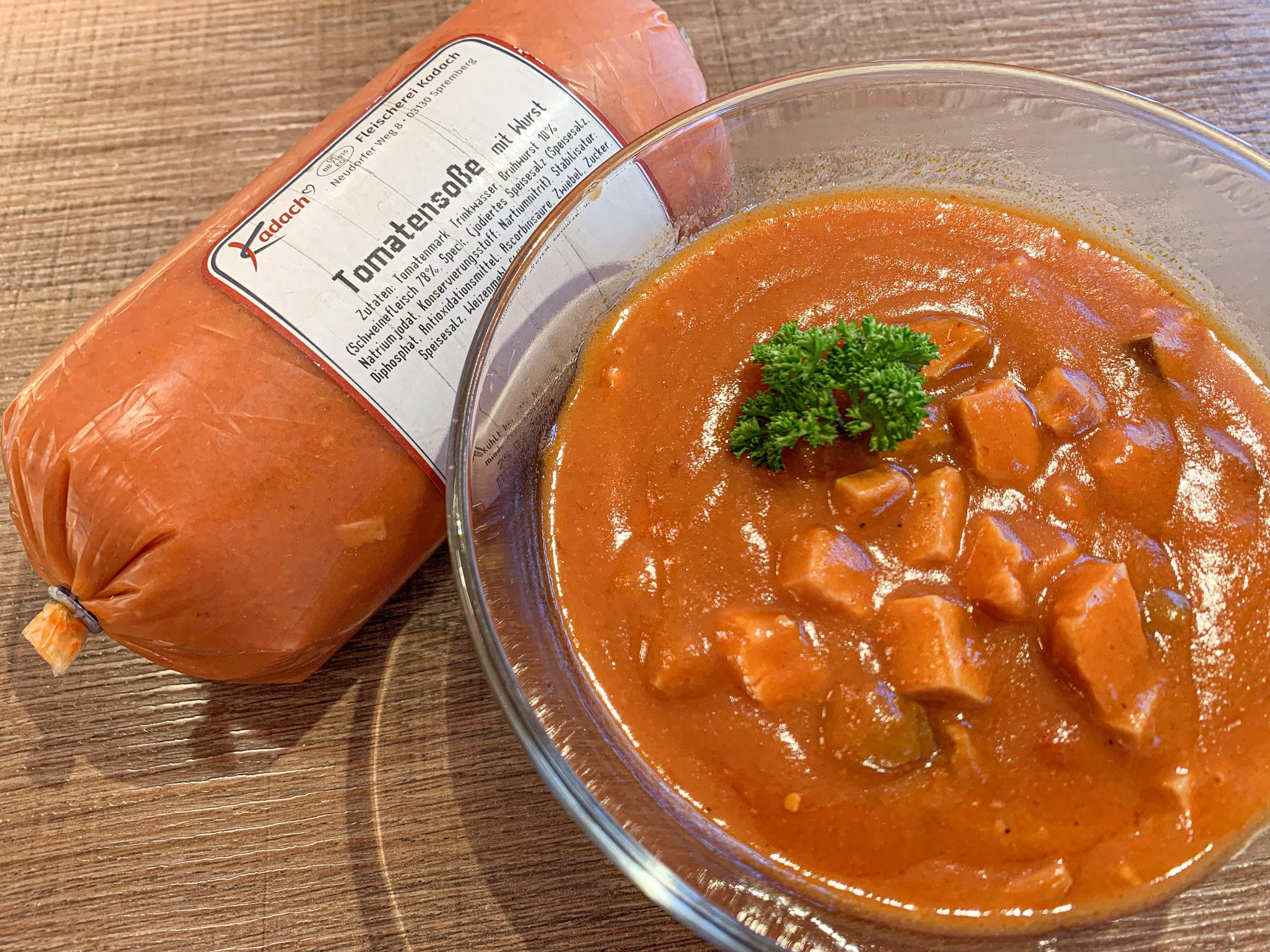 Tomatensauce mit Wurst im Schlauch