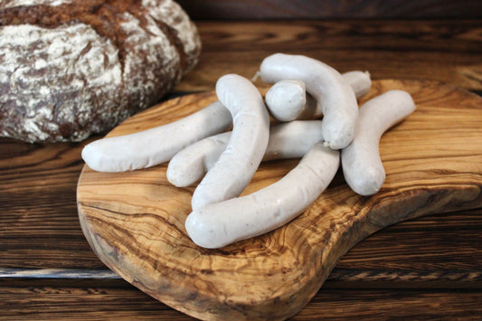 Mini-Bratwürstchen roh auf Brettchen